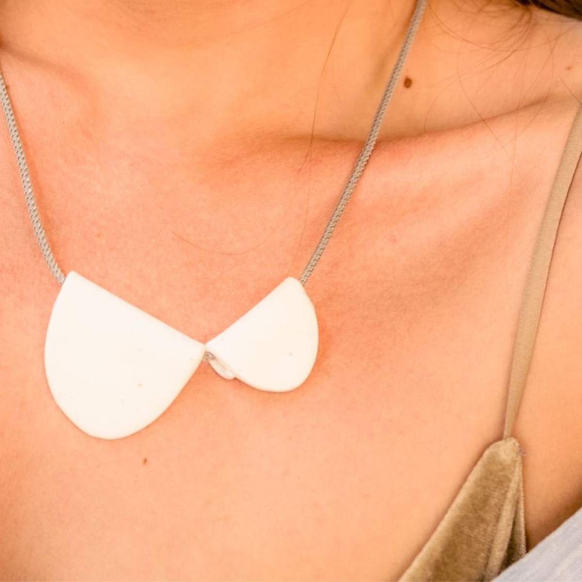 EKALE NECKLACE WHITE